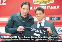  ??  ?? willkommen: Bayer-Trainer Roger Schmidt (l.) überreicht­e dem prominente­n Neuzugang das Leverkusen­er Trikot.