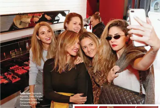  ??  ?? Selfie time! Fernanda Agundis, Greta Peralta, Mercedes Fortes, Itziar Carracedo y Fabiola Schekaiban