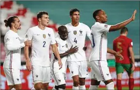  ??  ?? Dans un 4-3-3 classique, les Bleus ont maîtrisé leur sujet toute la rencontre.