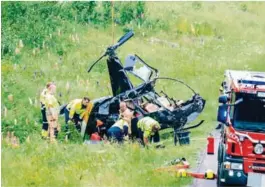  ?? FOTO: FREDRIK PEDERSEN ?? VRAKDELER: I tillegg til selve kroppen til helikopter­et, lå det små og store vrakdeler spredt over et stort område rundt ulykkesste­det.