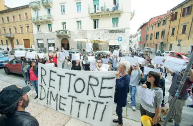  ?? (foto Sartori) ?? Cartelli e striscioni La manifestaz­ione di protesta ieri davanti al Rettorato dopo lo stop al convegno su Gay e migrazioni