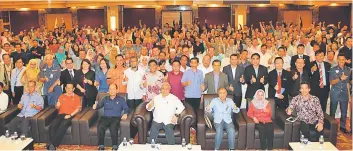  ??  ?? Awang Tengah (seated centre) and others give the thumbs up to contracts and jobs galore presented at the Contractor­s Symposium.