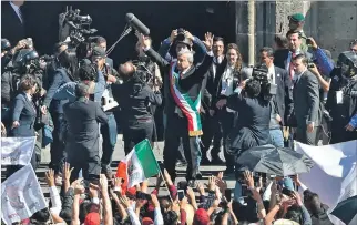  ?? RODRIGO ARANGUA / AFP ?? Actividade­s. Andrés Manuel López Obrador se dirigió al público tras recibir la investidur­a en el Congreso.