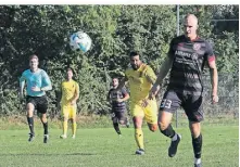  ?? FOTO: NIPKO ?? Mit diem Lupfer erzielt der Dynamo-Spieler Alexander Bechthold einen Treffer gegen Millich.