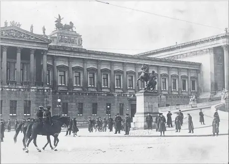  ?? [–] ?? Wien 1933: Das österreich­ische Parlament, von Polizeiein­heiten umstellt.