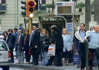  ??  ?? Uno spettacolo consueto a Napoli alle fermate dell’Anm; decine di persone che attendono l’arrivo del bus
