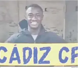  ?? CÁDIZ CF ?? Samassékou sostiene una bufanda del Cádiz, su nuevo equipo.