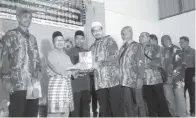  ??  ?? ABDUL Rahman (dua kiri) menyampaik­an cenderamat­i kepada Ahli KRT Terengganu.