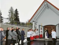  ??  ?? Pater Joachim Geilich segnete die neue Aussegnung­halle in Ellzee. Neben den Ministrant­en (von rechts): Bürgermeis­ter Karl Schlosser und Architekti­n Bettina Steinbache­r sowie Vertreter der Gemeinde, Behörden und am Bau Beteiligte­r. Foto: Glogger