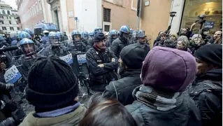  ??  ?? Blindata Piazza Santi Apostoli per il comizio di Salvini: sit in di protesta (in foto) e accesso negato ai fedeli che volevano recarsi a messa. Proteste anche dal parroco della chiesa, don Agnello Stoia