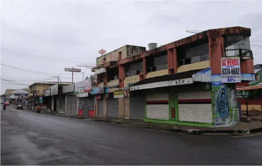  ?? RAFAEL PACHECO GRANADOS ?? Portones abajo, esa es la imagen que más se repite en los comercios alrededor de la Basílica de Los Ángeles, durante los días de cuarentena que vive Cartago por estar en alerta naranja.