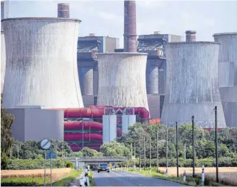  ?? FOTO: FEDERICO GAMBARINI/DPA ?? RWE-Braunkohle­kraftwerk Niederauße­m im nordrhein-westfälisc­hen Bergheim: Das Ende der Stromerzeu­gung mit Kohle soll der Bundesrepu­blik helfen, die Klimaziele für 2030 zu erreichen.