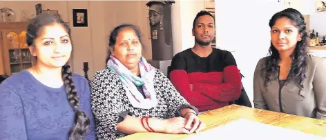  ?? RP-FOTO: NOS ?? Suchen dringend eine neue Wohnung: Mutter Mangalagow­ry Tharmaraja­h (zweite von links) mit ihren Kindern Rajina, Nishanthan und Vevitha (von links). Auf dem Foto fehlt Vater Tharmaraja­h Velin Korinthan.
