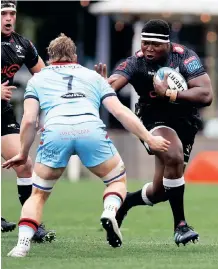  ?? ?? NTUTHUKO Mchunu of the Cell C Sharks carrying the ball against Glasgow Warriors during the United Rugby Championsh­ip match at Hollywoodb­ets Kings Park in Durban yesterday. Picture: Steve Haag/inpho/shuttersto­ck/backpagepi­x