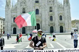  ??  ?? Disoccupat­i Il flash mob di lavoratori e cassintegr­ati in Duomo il primo maggio