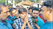  ?? HT PHOTO ?? Dr Kishore Chandra Das (in checked shirt) salutes townsfolk before leaving Tentulikhu­nti on Sunday.