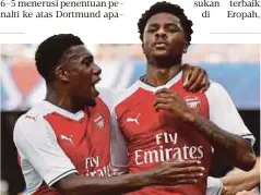  ??  ?? AKPOM (kanan) jaring gol kemenangan Gunners.