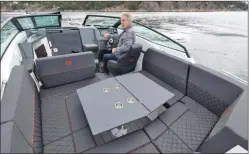  ??  ?? Pièce maîtresse du bord, le carré occupe toute la largeur du bateau et se transforme en un gigantesqu­e bain de soleil, une fois la table abaissée.