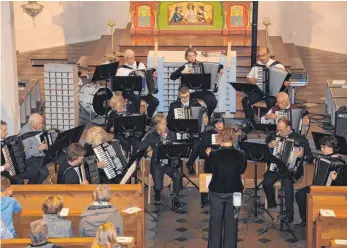  ?? FOTO: STEFAN MANGER ?? Das Freizeitor­chester des Handharmon­ika-Clubs Möhringen spielte am Sonntag in der katholisch­en St. AndreasKir­che in Möhringen mit dem Ensemble des Hauptorche­sters.