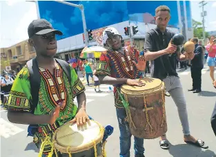  ??  ?? CulturA. El cuadro de danza garífuna Garinagu de la escuela Presentaci­ón Centeno.