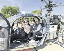  ?? ?? El IES de Vall d’Alba, que oferta Aeronáutic­a, trajo un helicópter­o a la feria.