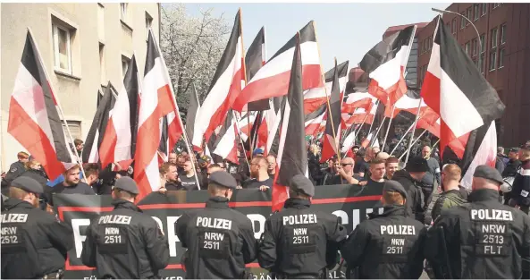  ?? FOTO: DPA ?? Rechtsextr­emisten demonstrie­ren in der Dortmunder Innenstadt.
