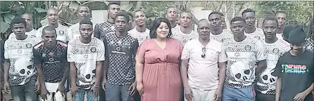  ?? (Courtesy pic) ?? Moneni Pirates new Director Alinah Kebeilwe (C), wife to Mbabane Highlander­s Managing Director Chief Ally Kgomongwe posing with the team’s players and management yesterday.