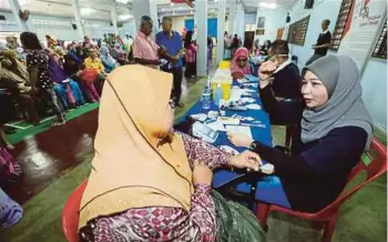  ??  ?? Orang ramai membuat pemeriksaa­n kesihatan secara percuma Abdul Razak, Baling, semalam. di Dewan Kenangan Tun