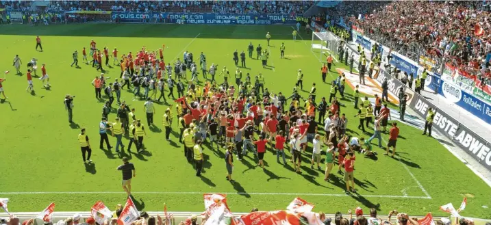  ?? Foto: Ulrich Wagner ?? Der denkwürdig­e 8. Mai 2011: Nach dem 2:1‰Sieg gegen den FSV Frankfurt gab es für die Augsburger Fans kein Halten mehr. Sie stürmten aufs Spielfeld und bejubelten mit ihrer Mannschaft den Aufstieg in die Bundesliga. Damals rechnete kaum jemand damit, dass sich der FCA weitere zehn Jahre im Fußball‰Oberhaus behaupten würde.