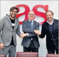  ??  ?? Un instante de la Copa de España féminas Cofidis en la edición del año pasado.
Vicente Jiménez, director de AS; José Luis López Cerrón, presidente de la RFEC; y Juan Cantón, gerente de AS.