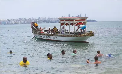  ??  ?? A embarcação de 126 anos e quatro toneladas desceu às aguas, sob amparo de quase 20 fieis, às 12h16