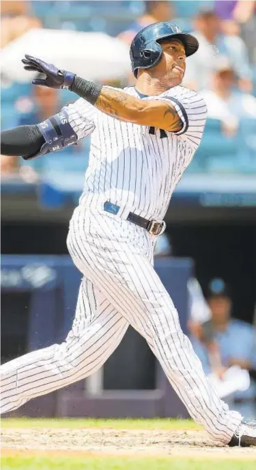  ?? GETTY ?? Aaron Hicks hits a run-scoring single to right field in the second inning on Saturday at Stadium.