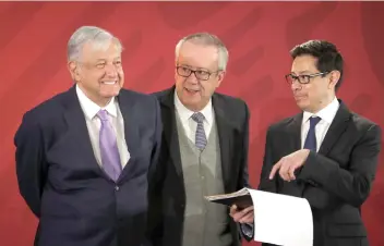  ??  ?? El presidente Andrés Manuel López Obrador; el secretario de Hacienda, Carlos Urzúa, y el director corporativ­o de Finanzas de Pemex, Alberto Velázquez, dieron a conocer las medidas para mejorar la situación de la empresa.