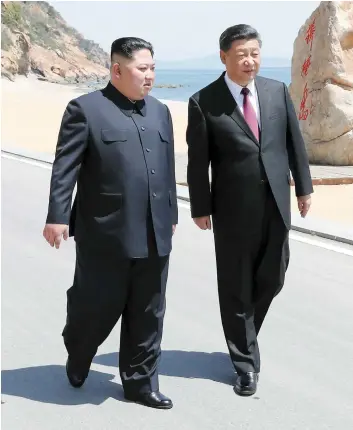  ?? PHOTO AFP ?? Le leader nord-coréen Kim Jong-un et le président Chinois Xi Jinping se sont rencontré hier À Dalian, en Chine, pour discuter notamment de la question nucléaire.