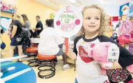  ?? JENNIFER LETT/STAFF PHOTOGRAPH­ER ?? Deanna Anderson, 4, made a stuffed bear during the Build-A-Bear workshop in Pembroke Pines. Deanna’s life was saved by a 23-year-old organ donor.