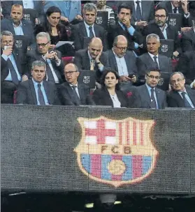  ?? FOTO: PEP MORATA ?? Ada Colau y Florentino Pérez flanquearo­n a Josep Maria Bartomeu en el palco