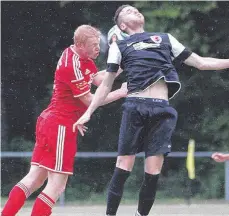  ?? FOTO: KHB ?? Axel Böhringer (rotes Trikot) von der SG Herdwangen/Großschöna­ch im Kopfballdu­ell mit Andy Wollenburg vom Türkischen SV Konstanz.