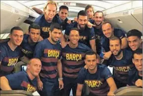  ?? FCBARCELON­A.CAT ?? Los barcelonis­tas posan en el avión que les llevó a Los Ángeles