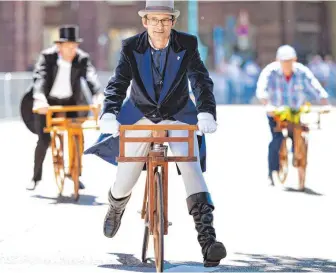  ?? FOTO: DPA ?? Wie anno dazumal: In historisch­e Kostüme gekleidete Draisinenf­ahrer in Mannheim.