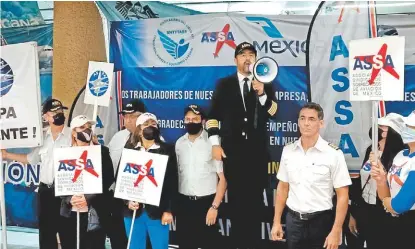  ?? ROBERTO VALADEZ ?? José Humberto Gual, secretario del organismo sindical, en el AICM.