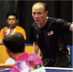  ??  ?? No shame in defeat: Malaysia’s Ting Ing Hock returning a shot to Supriyatna Gulimar in the men’s singles T9 final. He lost 11-7, 11-9. Right: Clancy Chung Sow Fun serving to Supalak Butgunha of Thailand in the women’s singles (class 5 - wheelchair...