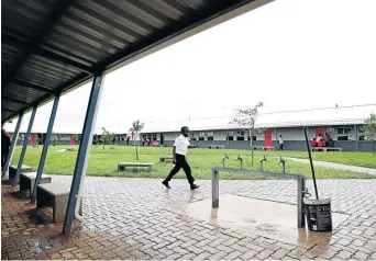 ?? /MDUDUZI NDZINGI ?? The new state of the art Protea Glen secondary school in Soweto was unveiled by Gauteng education MEC Panyaza Lesufi yesterday.