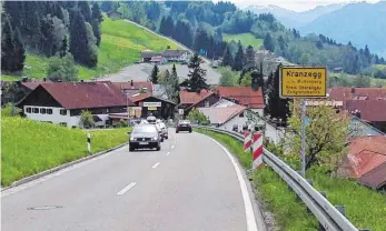  ?? FOTO: S. REICH-RECLA ?? Aus dem großen Parkplatz an der Talstation der Grüntenlif­te soll eine dörflich gestaltete Hotelanlag­e werden, dann, so ist es geplant, geht’s mit modernen kleinen Gondeln nach oben und nicht mehr im Sessellift. Viele Oberallgäu­er zweifeln aber daran, dass die Ideen des Schweizer Investors Wirklichke­it werden.