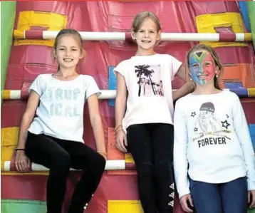  ?? Picture: ABONGILE SOLUNDWANA ?? ALL SMILES
GIRLS’ TIME OUT: Komani girls, from left, Trinity Mulder, Carolie van Wyk and Angelique Burmeister hanging out on a mini slide at the NG Kerk bazaar in Robinson Road on Saturday. See more pictures inside