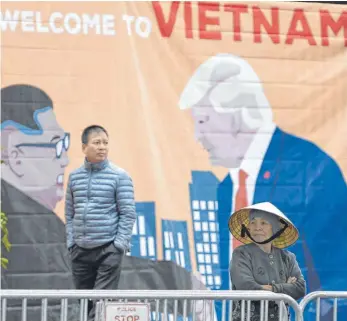  ?? FOTO: DPA ?? Ein Banner mit US-Präsident Trump und dem nordkorean­ischen Führer Kim Jong-un in der vietnamesi­schen Hauptstadt Hanoi. Dort findet das Gipfeltref­fen statt.