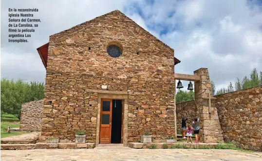  ??  ?? En la reconstrui­da iglesia Nuestra Señora del Carmen, de La Carolina, se filmó la película argentina Los Irrompible­s.