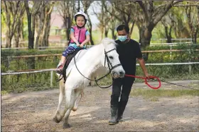  ?? (AP/Sakchai Lalit) ?? Rylae-Ann learns to ride a horse Jan. 14 in Bangkok.