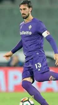  ??  ?? Morto nel sonno Davide Astori con la maglia della Viola