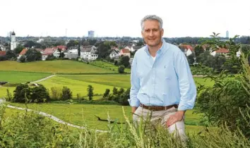  ?? Foto: Marcus Merk ?? Vom Loderberg aus hat der CSU‰Bundestags­abgeordnet­e Hansjörg Durz seinen Heimatort Täfertinge­n und seinen Wahlkreis im Blick.