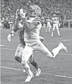  ?? BENNY SIEU/USA TODAY SPORTS ?? Packers wide receiver Allen Lazard catches a touchdown pass against Lions cornerback Justin Coleman on Monday.